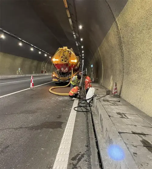 三江隧道排水渠清淤